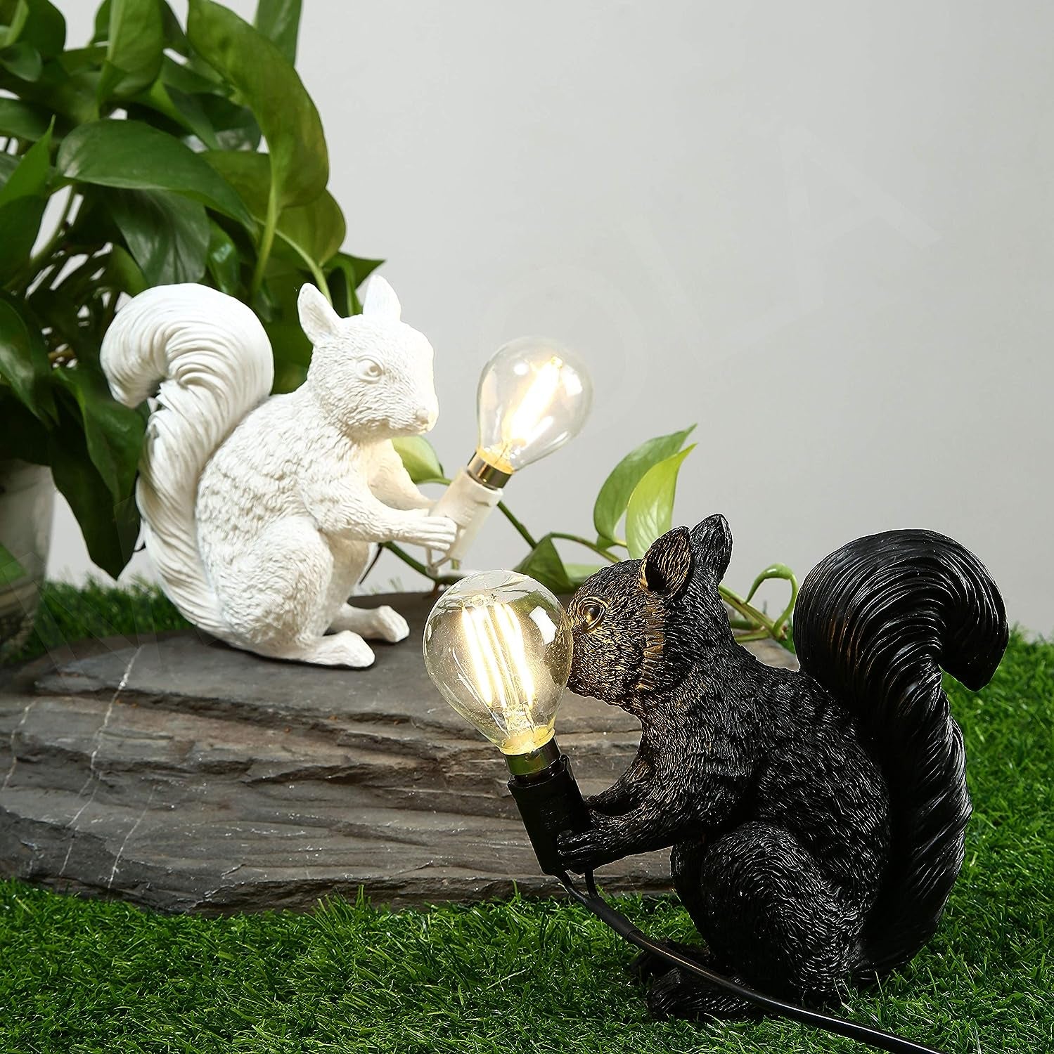 Modern Resin Squirrel Table Light, Resin Squirrel Lighting Fixture for Living Room, Bedroom, Office, College Dorm (White)